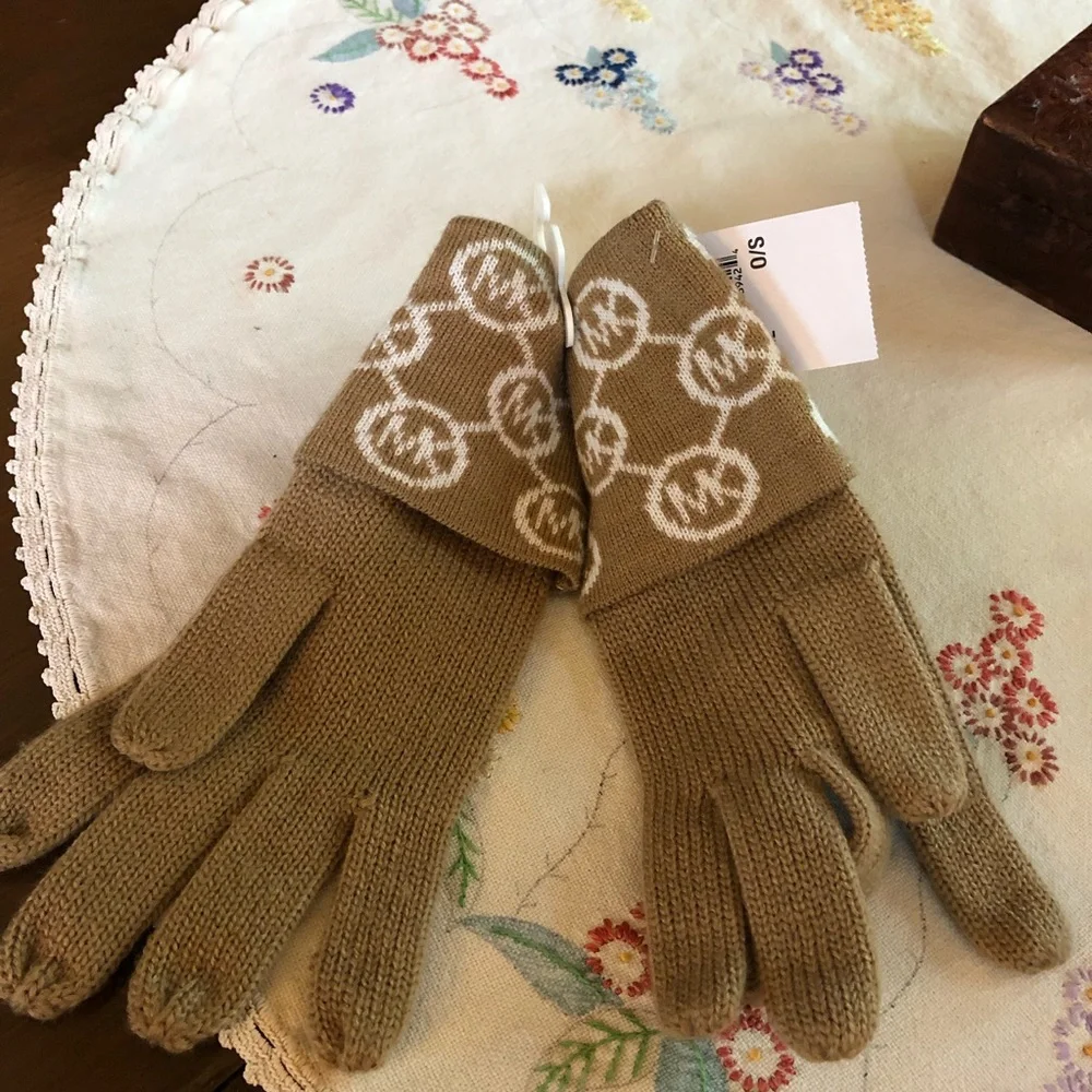 Michael by Michael Kors Jet Set Logo Cuff Knitted Gloves. Camel Color. One Size